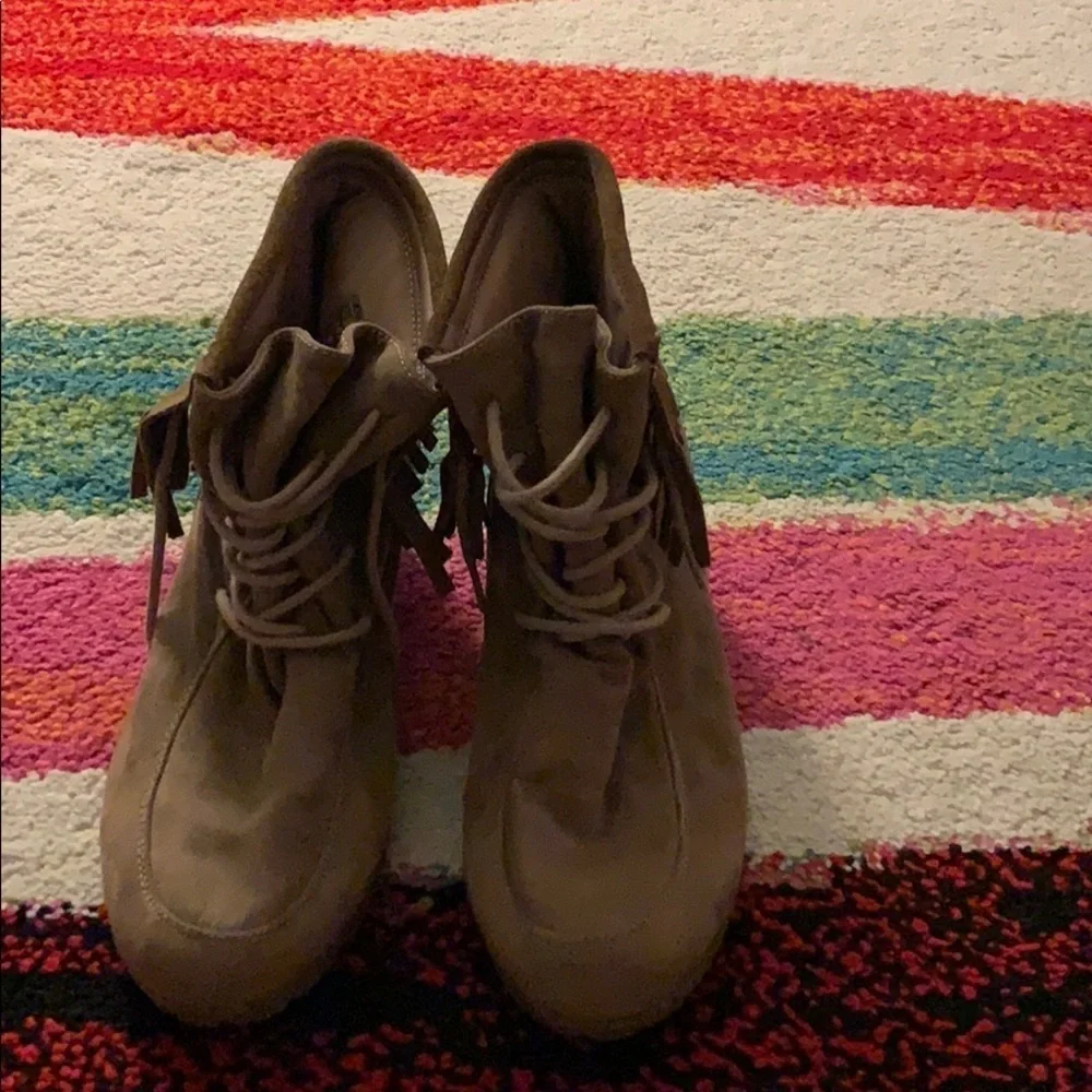Kenneth Cole Reaction Simona Taupe Fringe Wedge 4